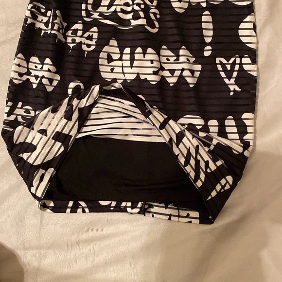 Guess Los Angeles fully lined with built in padded shelf bra dress. Size 10 - Picture 6 of 8